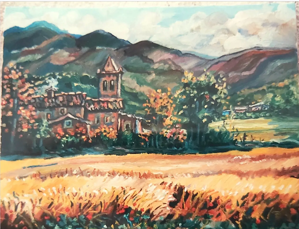 Aldea de montaña con plantación de Cereal (España)